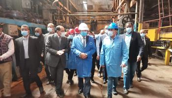 وزير التموين يزور مصنع إدفو للسكر 