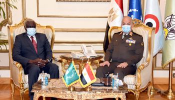 وزير الدفاع يلتقى برئيس مفوضية الإتحاد الأفريقى 