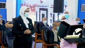وزيرة الصحة تقدم درعًا تذكاريًا الرئيس السيسي 