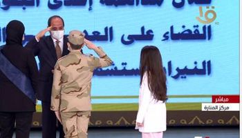 الرئيس السيسى يؤدى التحية العسكرية لابن الشهيد العميد مصطفى عبيدو