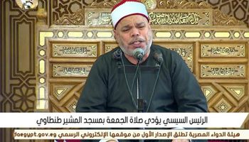  السيسي يؤدى صلاة الجمعة بمسجد المشير طنطاوى