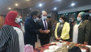 محافظ أسوان ورئيس هيئة القصورالثقافية يتفقدان معرض المشغولات اليدوية 