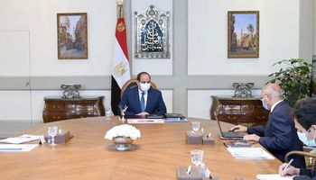 الرئيس السيسي يجتمع برئيس الوزراء ووزير النقل