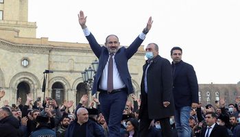 أرمينيا: رئيس الوزراء يتحدى الحكم بإعادة قائد الجيش