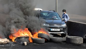 المتظاهرون في لبنان يغلقون الطرق بـ "اطارات محترقة" احتجاجا على الجوع