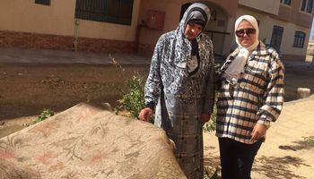 "أم كمال".. قصة سيدة تكافح من أجل لقمة العيش ببورسعيد