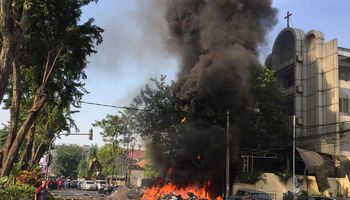 انفجار داخل كنيسة في إندونيسيا