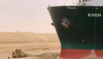 بلومبرج: أزمة السفينة الجانحة في قناة السويس مقدمة لحرب الباردة جديدة عالمية