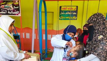 تطعيم الأطفال ضد شلل الأطفال بأسيوط 