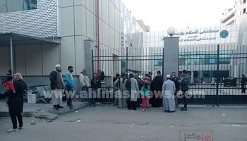 تجمع اهالي الضحايا أمام مستشفى السلام ببورسعيد