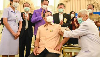 رئيس وزراء تايلاند يحصل على لقاح أسترازينيكا رغم وقفه بسبب تجلطات الدم 