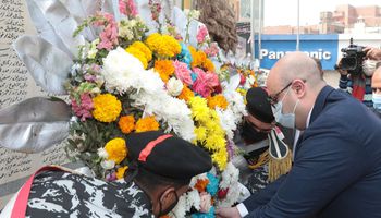 محافظ بني سويف يضع إكليل الزهور على النُصب التذكاري لقبر الجندي المجهول 