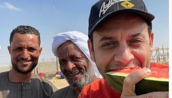 مصطفى قمر مع بائع البطيخ