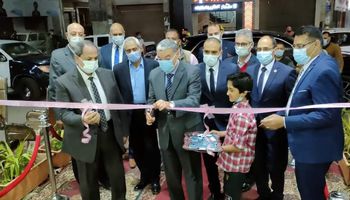 محافظ المنيا خلال افتتاح معرض أهلا رمضان 
