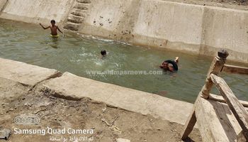 أطفال المنيا يحوّلون "الترع" لحمامات سباحة