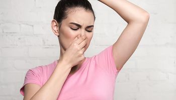علاجات طبيعية للتخلص من رائحة الجسم الكريهة
