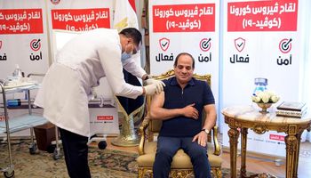 الرئيس السيسي يتلقى لقاح كورونا في إطار الحملة القومية للتطعيم 