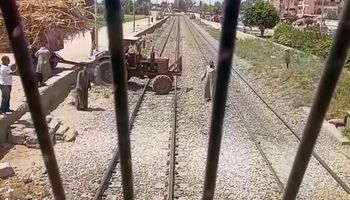 جرار زراعي يقتحم مزلقان السكة الحديد في دراو