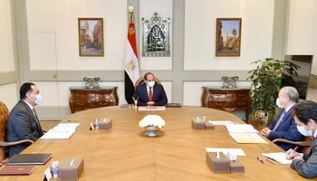 اجتماع الرئيس السيسي برئيس الحكومة وعدد من الوزراء