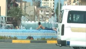 الاطفال يحولون نافورة ميدان قصر ثقافة بورسعيد لحمام سباحة