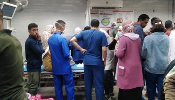 تزاحم أهالي مصابي حادث قطار طوخ على مستشفى بنها الجامعي 