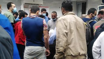 تزاحم أهالي مصابي حادث قطار طوخ على مستشفى بنها الجامعي 2