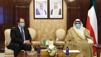 رئيس وزراء الكويت يستقبل الوزير عباس كامل