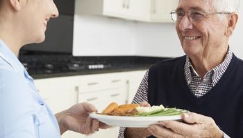 التغذية لكبار السن