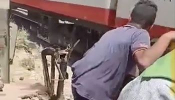 كارثة في قنا .. أطفال يديرون مزلقان أبوشوشة بأبوتشت أثناء مرور القطار