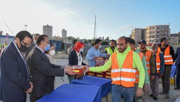 محافظ الإسكندرية يوزع وجبات الإفطار علي العاملين بمشروع تطوير وتخطيط ميدان محطة مصر