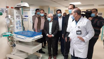 محافظ بورسعيد ورئيس هيئة الرعاية الصحية يتابعان الأعمال الجارية بالجناح البحري  بمستشفى السلام