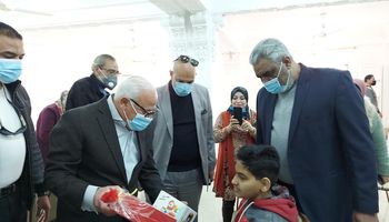 محافظ بورسعيد يوزع الهدايا بالمؤسسات الايوائية للايتام ببورسعيد