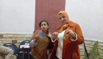 محررة "أهل مصر" مع أصغر طفلة في صناعة ريزن إيبوكسي