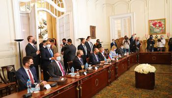 وزير الخارجية يعقد مباحثات مع وزير خارجية روسيا بالقاهرة