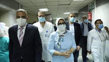 وزيرة الصحة توجه بـ تزويد مستشفى سوهاج التعليمي بـ 100 أسطوانة أكسجين طبي