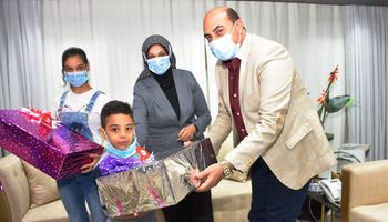محافظ أسوان يستقبل أسرة المهندس علي أبو القاسم