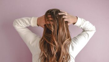 علاجات طبيعية لقشرة الشعر 