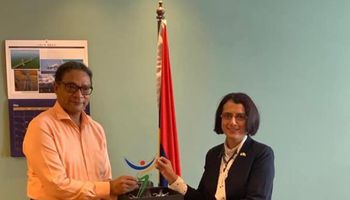 السفيرة المصرية في "بورت لويس" تلتقي وزير تمكين الشباب والرياضة الموريشي