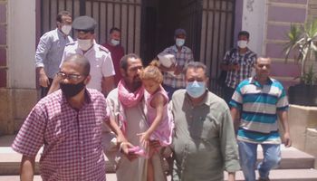 71 محضر تسول في ميادين قنا خلال حملة المحافظة للقضاء على التسول