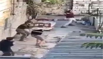 مستوطنون يطلقون الرصاص على الفلسطينيين في حي الشيخ جراح