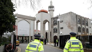 تعرض أحد مساجد لندن للرشق بالبيض والحجارة