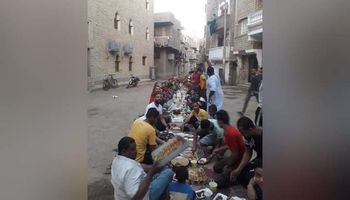 رغم تحذيرات كورونا .. شباب قوص ينظمون افطار جماعي في قنا