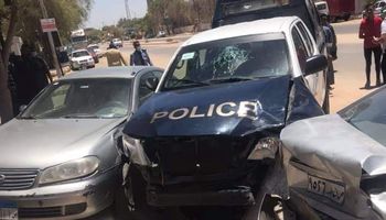 سيارة شرطة تصطدم بسيارة برلماني سابق في قنا