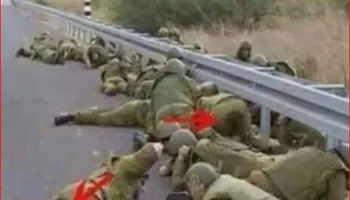 صورة متداولة لجنود جيش الاحتلال الاسرائيلي والبلل يظهر على مؤخرات بعضهم