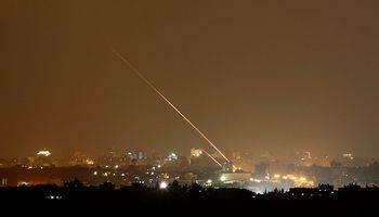 كتائب القسام تطلق مئات الصواريخ على تل أبيب