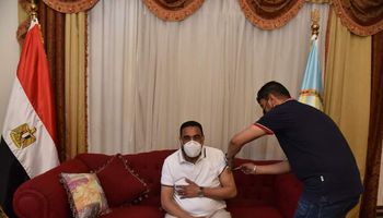 محافظ مطروح يتلقي لقاح كورونا 