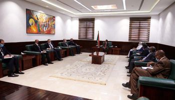 وزيرا «الخارجية» و«الري» يلتقيان رئيس الوزراء السوداني 