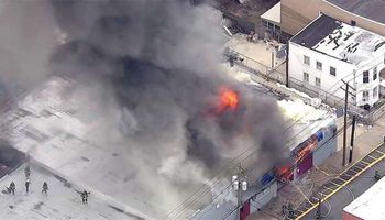 نشوب حريق بمركز إطفاء في مقاطعة لوس أنجلس 