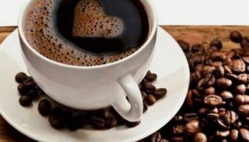 كيف  تساعد القهوة في تعزيز اليقظة والمزاج.
