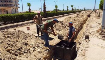 بدء تركيب شبكة صفايات المطر ووضع طبقة السن بمدخل شواطئ مصيف بلطيم استعداداً للرصف 